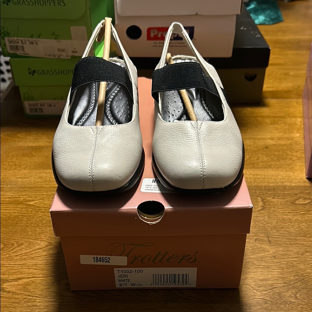 Trotters Women's White Shoes